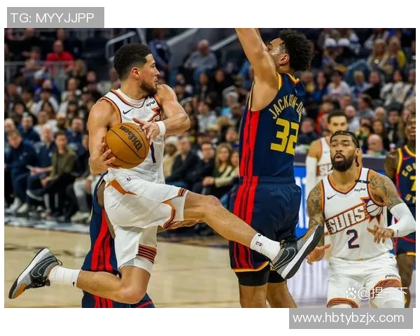 镜头捕捉:勇士赛场小动作引发热议 镜头捕捉:勇士赛场小动作引发热议